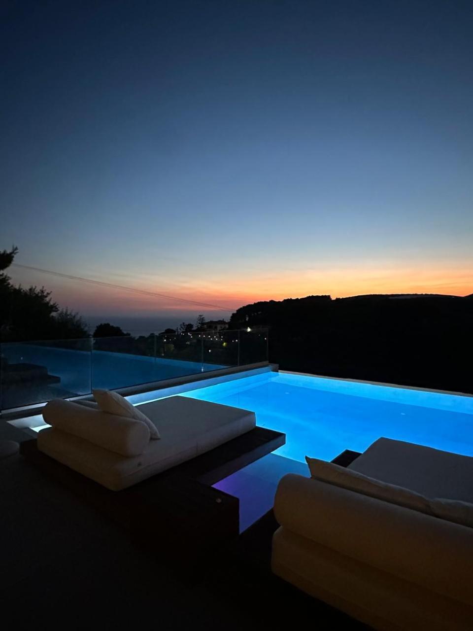 קרי Myzith Luxury Suites מראה חיצוני תמונה